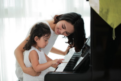 Đọ vẻ xinh xắn “một chín một mười” của 3 con gái Hoa hậu Việt - 7