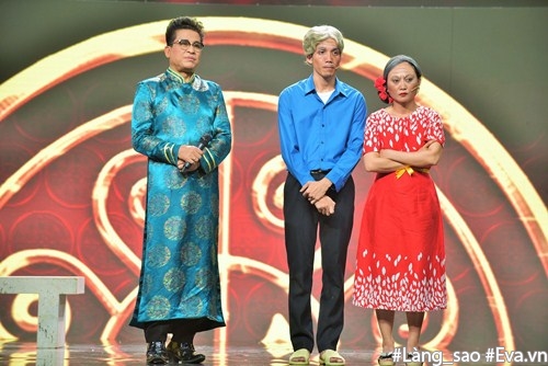 Chán amp;#34;choảngamp;#34; nhau với Hoài Linh, Phi Nhung quay sang ôm tay, dựa vai đầy tình cảm - 9