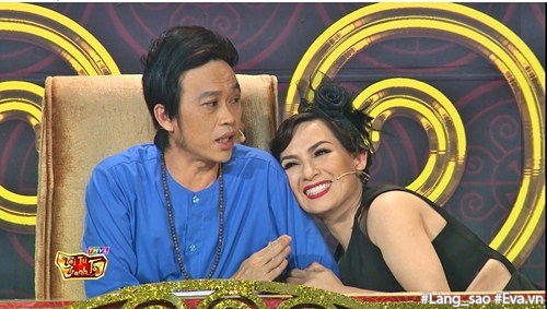 Chán amp;#34;choảngamp;#34; nhau với Hoài Linh, Phi Nhung quay sang ôm tay, dựa vai đầy tình cảm - 3