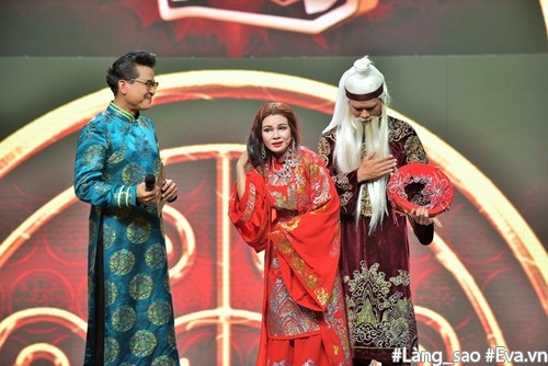 Chán amp;#34;choảngamp;#34; nhau với Hoài Linh, Phi Nhung quay sang ôm tay, dựa vai đầy tình cảm - 4