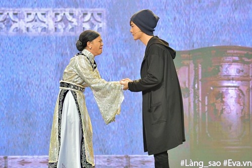 Chán amp;#34;choảngamp;#34; nhau với Hoài Linh, Phi Nhung quay sang ôm tay, dựa vai đầy tình cảm - 7