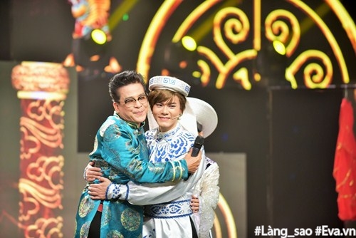 Chán amp;#34;choảngamp;#34; nhau với Hoài Linh, Phi Nhung quay sang ôm tay, dựa vai đầy tình cảm - 10