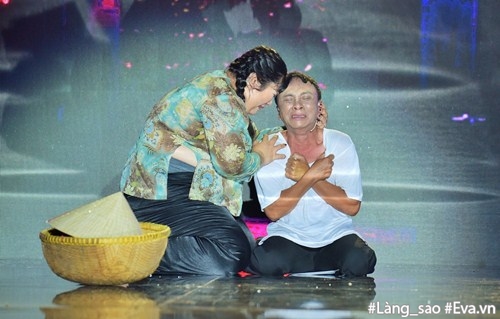 Chán amp;#34;choảngamp;#34; nhau với Hoài Linh, Phi Nhung quay sang ôm tay, dựa vai đầy tình cảm - 6