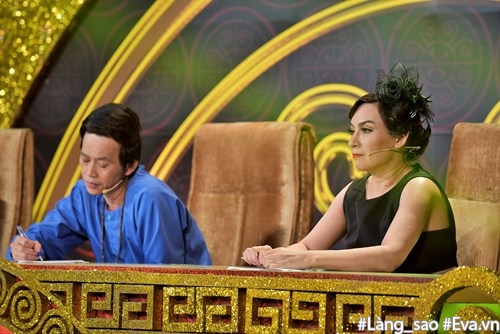 Chán amp;#34;choảngamp;#34; nhau với Hoài Linh, Phi Nhung quay sang ôm tay, dựa vai đầy tình cảm - 2