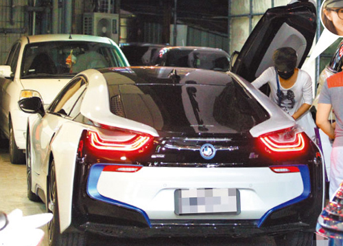 Kết hôn với tỷ phú, An Dĩ Hiên được chồng tặng siêu xe, biển số đặc biệt - 2