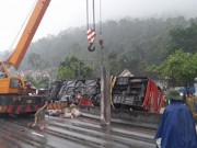 Tin tức - Xác định danh tính nạn nhân vụ lật xe khách thảm khốc, 1 phụ nữ đang rất nguy kịch