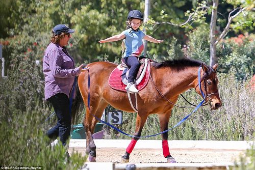 Ngôi sao 24/7: amp;#34;Cục bộtamp;#34; Harper nhà Beck-Vic khoe tài cưỡi ngựa amp;#34;siêu đỉnhamp;#34; - 1