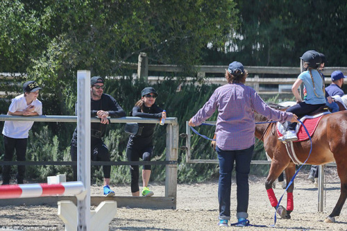 Ngôi sao 24/7: amp;#34;Cục bộtamp;#34; Harper nhà Beck-Vic khoe tài cưỡi ngựa amp;#34;siêu đỉnhamp;#34; - 3