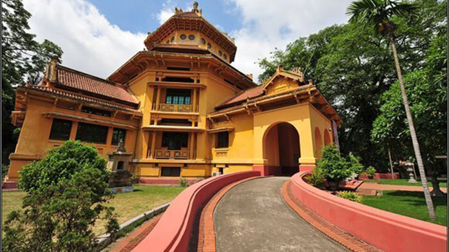 Bảo tàng lịch sử Việt Nam

Bảo tàng lịch sử này là nơi lưu giữ những hiện vật, phản ánh các nền văn hóa, các thời kỳ lịch sử hào hùng của đồng bào Việt Nam trong công cuộc dựng nước và giữ nước. 
