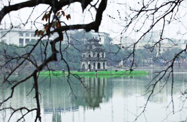 Tháp Rùa – Hồ Hoàn Kiếm

Hồ Hoàn Kiếm nằm ngay giữa trung tâm thành phố với tháp rùa cổ kính nằm trên một bán đảo nhỏ giữa hồ. Nơi đây gắn liền với câu chuyện lịch sử vua Lê Lợi trả gươm cho Rùa Vàng.
