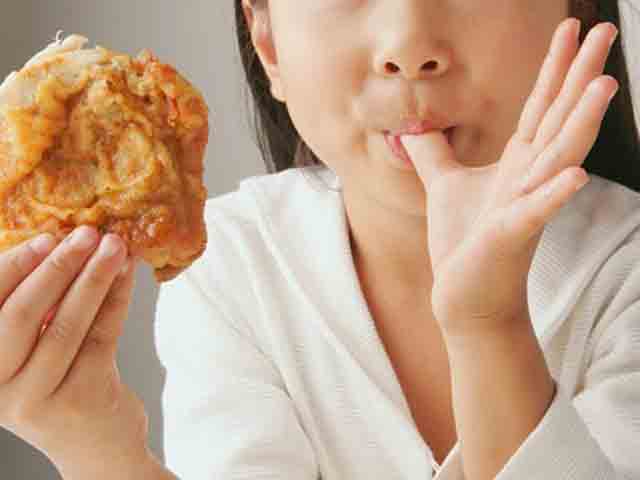 Những thực phẩm khiến con nhỏ dậy thì sớm mẹ Việt vẫn cho ăn hàng ngày