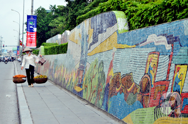Con đường gốm sứ ven sông Hồng

Được xây dựng và hoàn thành năm 2008, vào đúng dịp kỉ niệm 1000 năm Thăng Long – Hà Nội, con đường gốm sứ này đã được Tổ chức Guinness Thế giới công nhận đây là bức tranh gốm sứ dài nhất thế giới.
