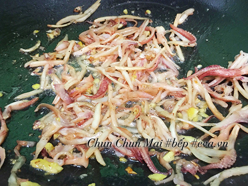 Lạ miệng mà ngon với củ cải khô xào mực dai, giòn - 6