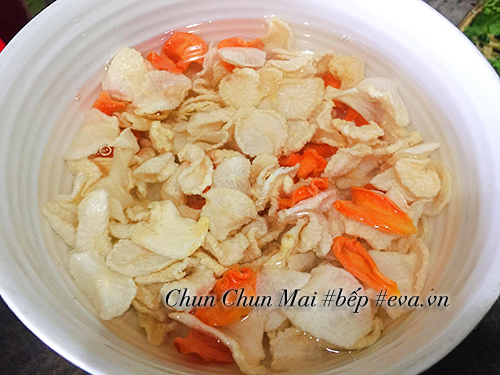 Lạ miệng mà ngon với củ cải khô xào mực dai, giòn - 5