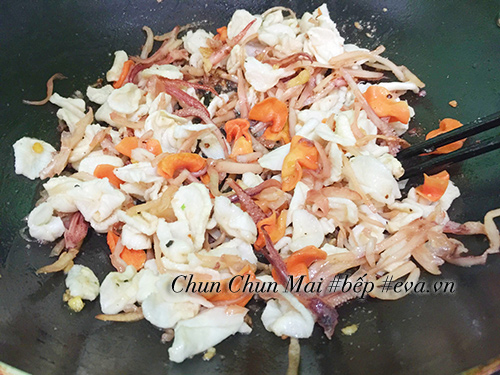 Lạ miệng mà ngon với củ cải khô xào mực dai, giòn - 7