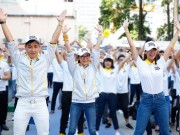 Người nổi tiếng - Dương Tử Quỳnh và Hà Anh, Nguyên Khang nhảy flashmob cùng giới trẻ Việt