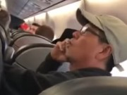 Tin tức - Lộ video bác sỹ gốc Việt cự cãi với nhân viên hàng không trước khi bị kéo lê
