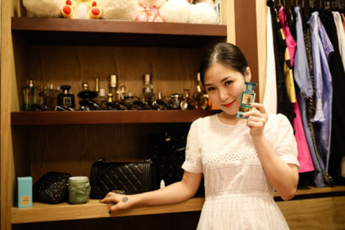 Từng bị chê là amp;#34;gái hưamp;#34;, giờ Angela Phương Trinh và Hương Tràm giàu có khiến ai cũng amp;#34;thèmamp;#34; - 10