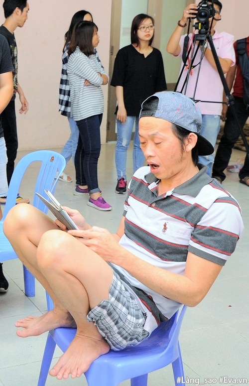 Đố nhịn được cười với loạt ảnh dáng ngồi amp;#34;bá đạoamp;#34; của danh hài Hoài Linh - 2