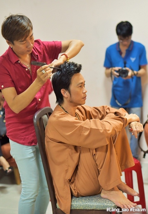 Đố nhịn được cười với loạt ảnh dáng ngồi amp;#34;bá đạoamp;#34; của danh hài Hoài Linh - 7