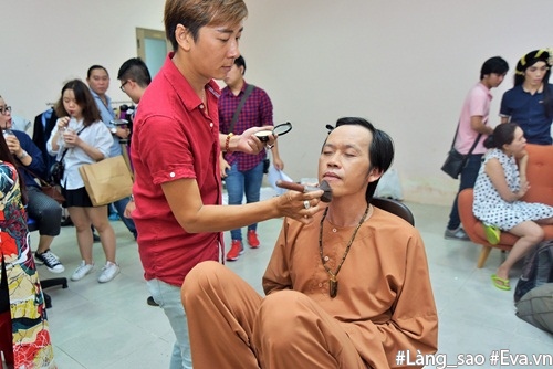 Đố nhịn được cười với loạt ảnh dáng ngồi amp;#34;bá đạoamp;#34; của danh hài Hoài Linh - 12