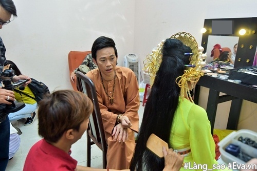 Đố nhịn được cười với loạt ảnh dáng ngồi amp;#34;bá đạoamp;#34; của danh hài Hoài Linh - 11