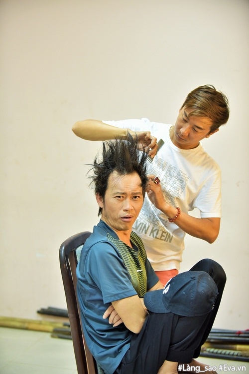 Đố nhịn được cười với loạt ảnh dáng ngồi amp;#34;bá đạoamp;#34; của danh hài Hoài Linh - 1