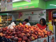 Mua sắm - Giá cả - Giật mình với táo Mỹ siêu rẻ đổ đống ở siêu thị Việt