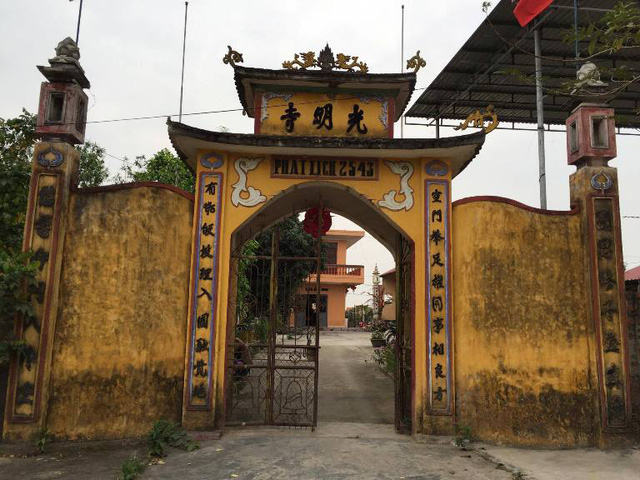 Xôn xao bé gái 2 tháng tuổi đẹp như thiên thần bị bỏ rơi trước cổng chùa - 1