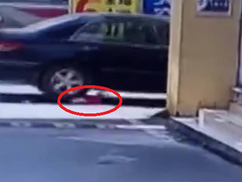 Bé gái 1 tuổi bị ô tô cán liên tiếp 2 lần qua người vẫn tự mình đứng dậy được - 1