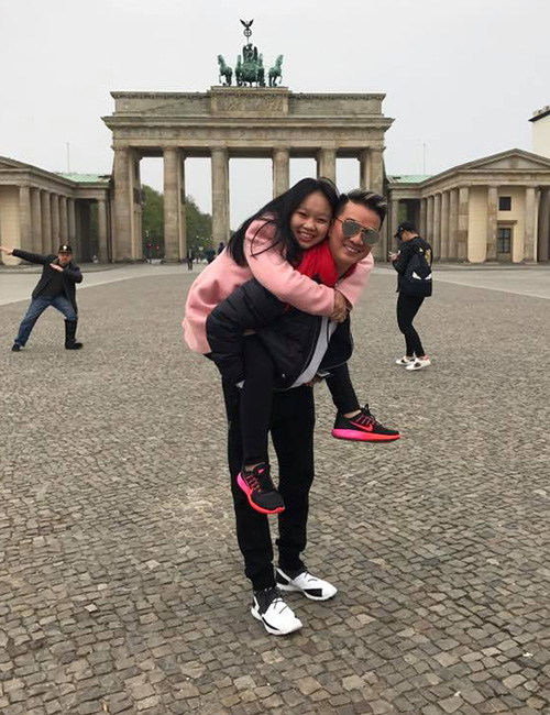 Đàm Vĩnh Hưng lần đầu khoe con gái nuôi đã lớn phổng phao như thiếu nữ - 1