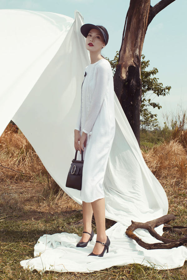 Hoa hậu Thùy Dung hóa nữ thần mùa hè giữa đồng hoang - 4