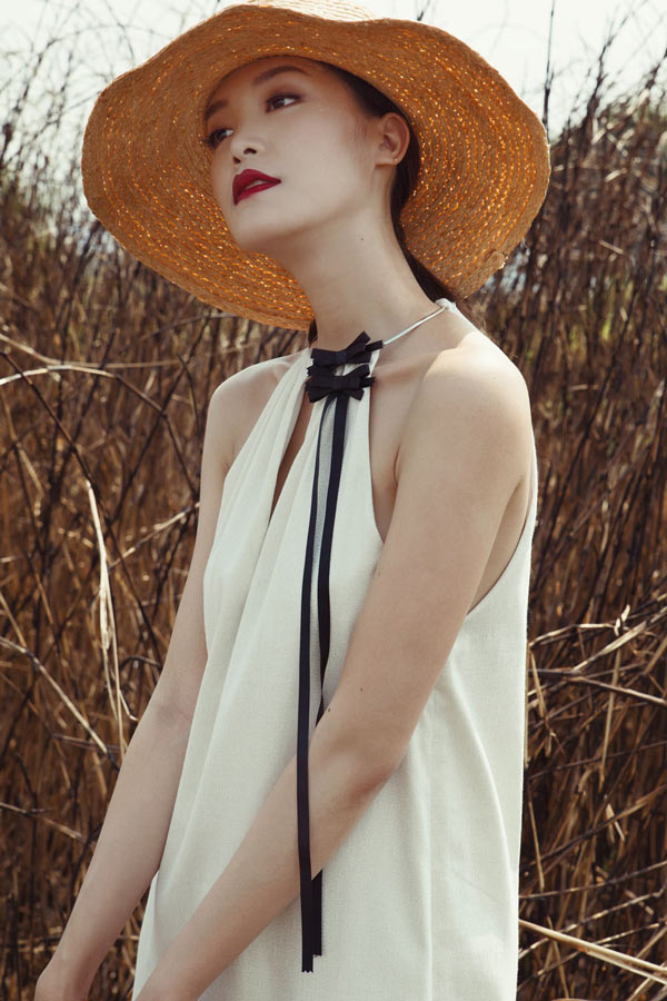 Hoa hậu Thùy Dung hóa nữ thần mùa hè giữa đồng hoang - 1