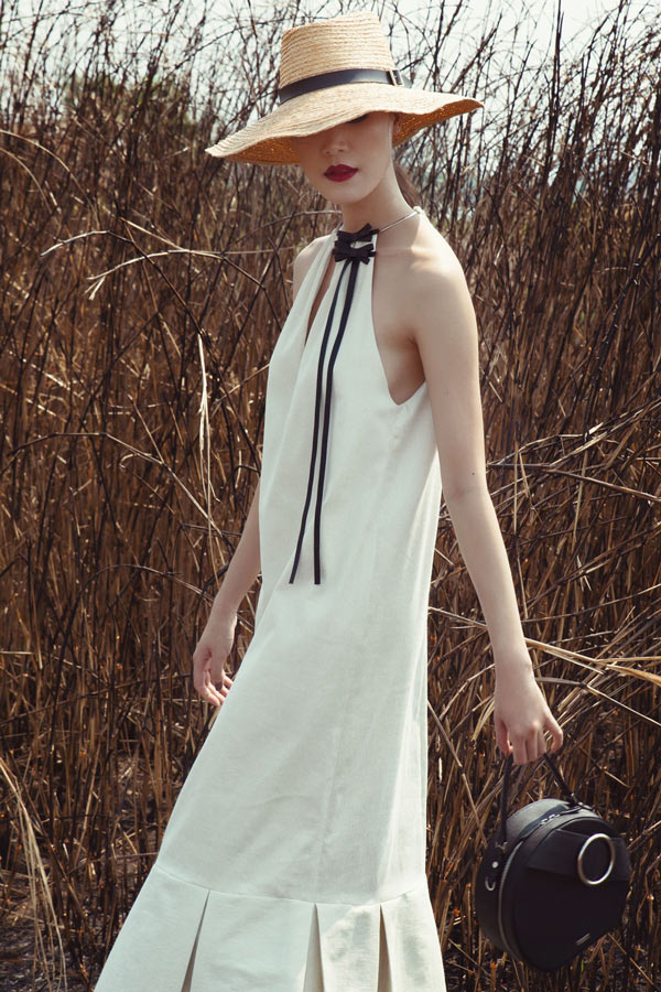 Hoa hậu Thùy Dung hóa nữ thần mùa hè giữa đồng hoang - 2