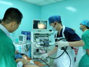 Sức khỏe - Vì sao khi ăn uống không nên vừa cười vừa nói?