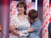 Làng sao - Người bí ẩn 2017: Trấn Thành dụi đầu vào ngực Hari Won khi bị trêu "cưới vợ mà còn khóc"