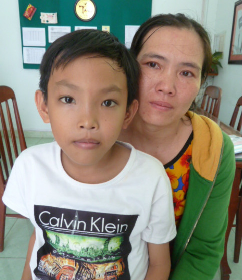 Bé trai 10 tuổi giành lại sự sống nhờ amp;#39;xẻamp;#39; 1/4 lá gan của người mẹ - 1