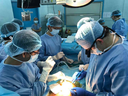 Bé trai 10 tuổi giành lại sự sống nhờ amp;#39;xẻamp;#39; 1/4 lá gan của người mẹ - 3