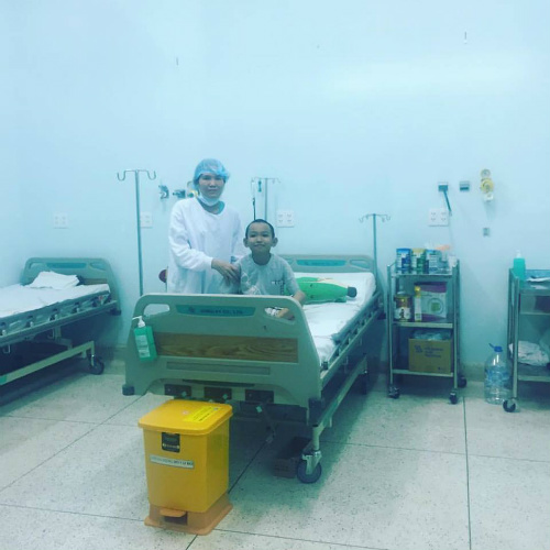 Bé trai 10 tuổi giành lại sự sống nhờ amp;#39;xẻamp;#39; 1/4 lá gan của người mẹ - 4