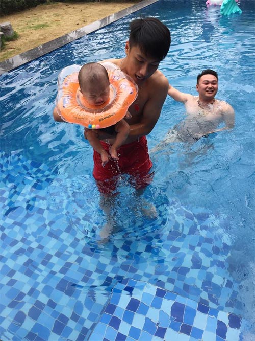 Sao Việt 24h qua: Fan amp;#34;la óamp;#34; vì Mạc Hồng Quân cho con trai đi bơi quá sớm - 1