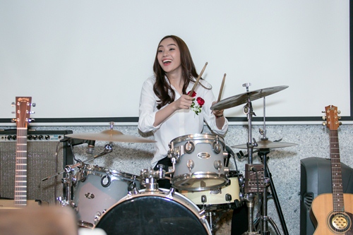 Trương Kiều Diễm đẹp “không góc chết” trong buổi gặp gỡ người hâm mộ - 12