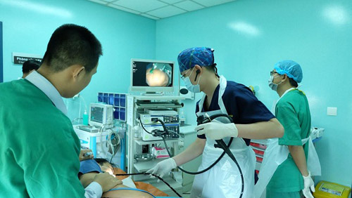 Vì sao khi ăn uống không nên vừa cười vừa nói? - 2