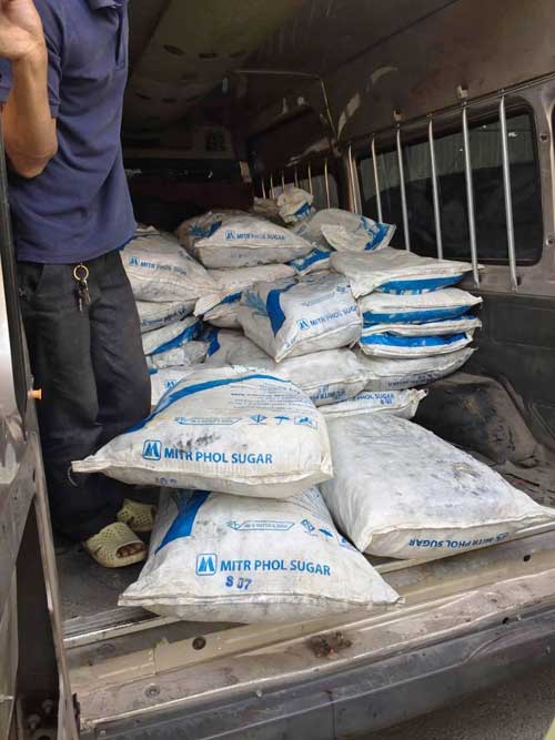 Xe biển đỏ chở 100 bao tải mỡ bẩn vào cửa ngõ SG - 1