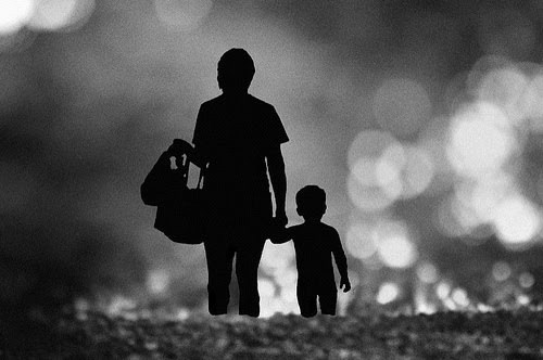 Ám ảnh chuyến xe taxi chở đứa trẻ 3 tuổi bị mẹ vứt bỏ lạnh lùng - 1