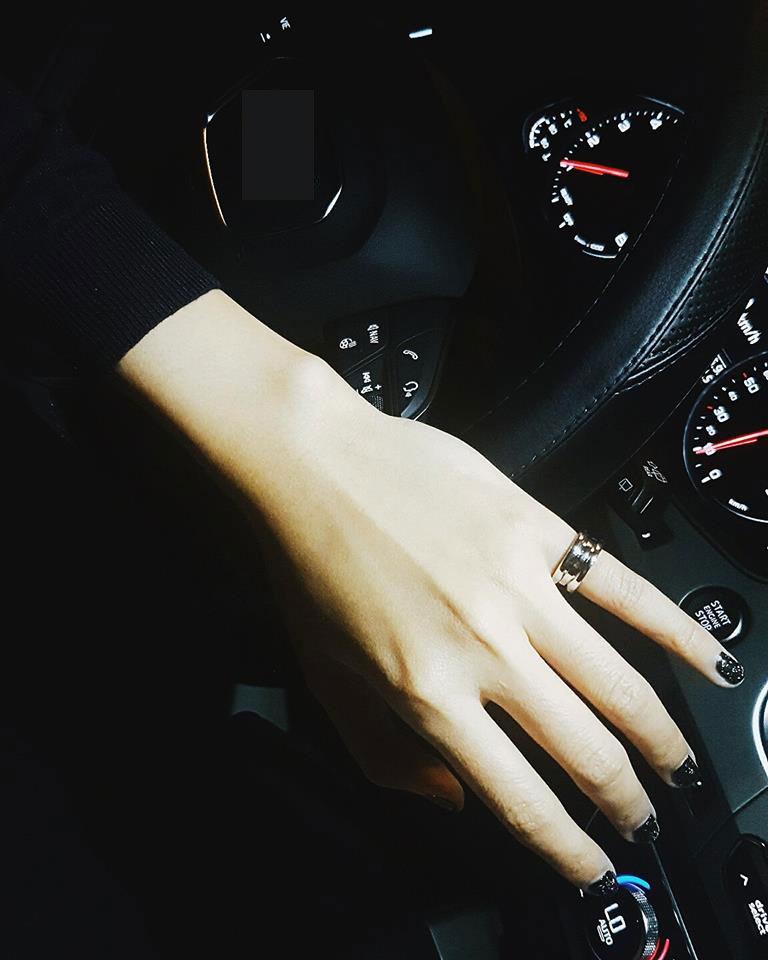 Bí mật đằng sau chiếc nhẫn trên ngón tay út của Thanh Hằng và Chi Pu - 3