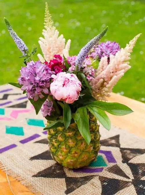 Cắm hoa trong bình hay lọ amp;#34;lỗi mốtamp;#34; rồi, giờ phải cắm vào... vỏ trái cây mới độc - 3