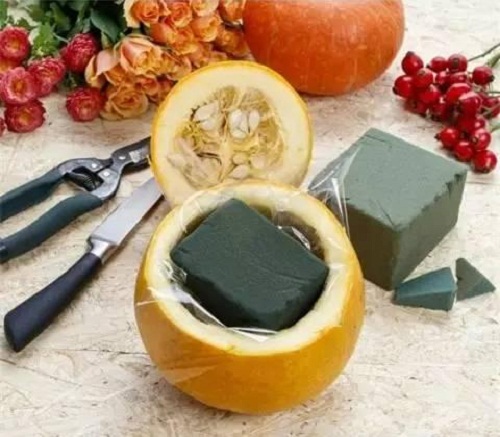 Cắm hoa trong bình hay lọ amp;#34;lỗi mốtamp;#34; rồi, giờ phải cắm vào... vỏ trái cây mới độc - 6