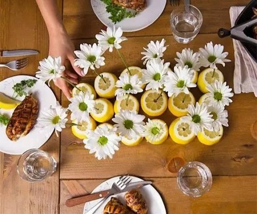 Cắm hoa trong bình hay lọ amp;#34;lỗi mốtamp;#34; rồi, giờ phải cắm vào... vỏ trái cây mới độc - 9