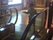 Tin tức - Hà Nội: Mặc kệ con van khóc sợ hãi, bà mẹ vẫn bắt con học đi thang cuốn một mình