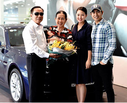 Tậu xế hộp tiền tỷ, Thanh Bình đưa cả mẹ vợ đi nhận cùng, đúng là con rể quý! - 2